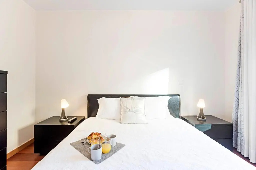 2BR Flat by Metro w/ Free Parking by LovelyStay