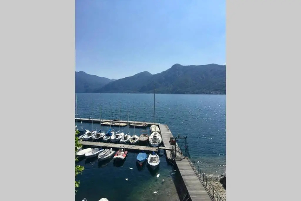 Mamma Ciccia Holiday Home - Front Lake Apartment, beach and swimming pool