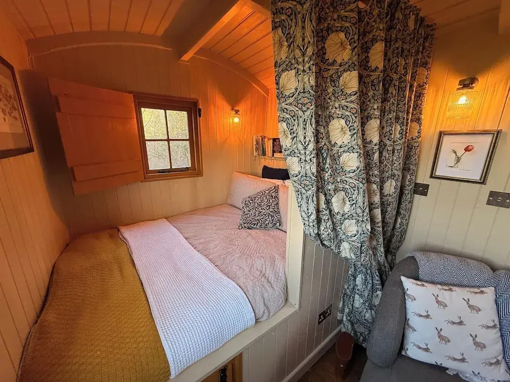 Cosy Romantic Shepherd hut in Open Countryside