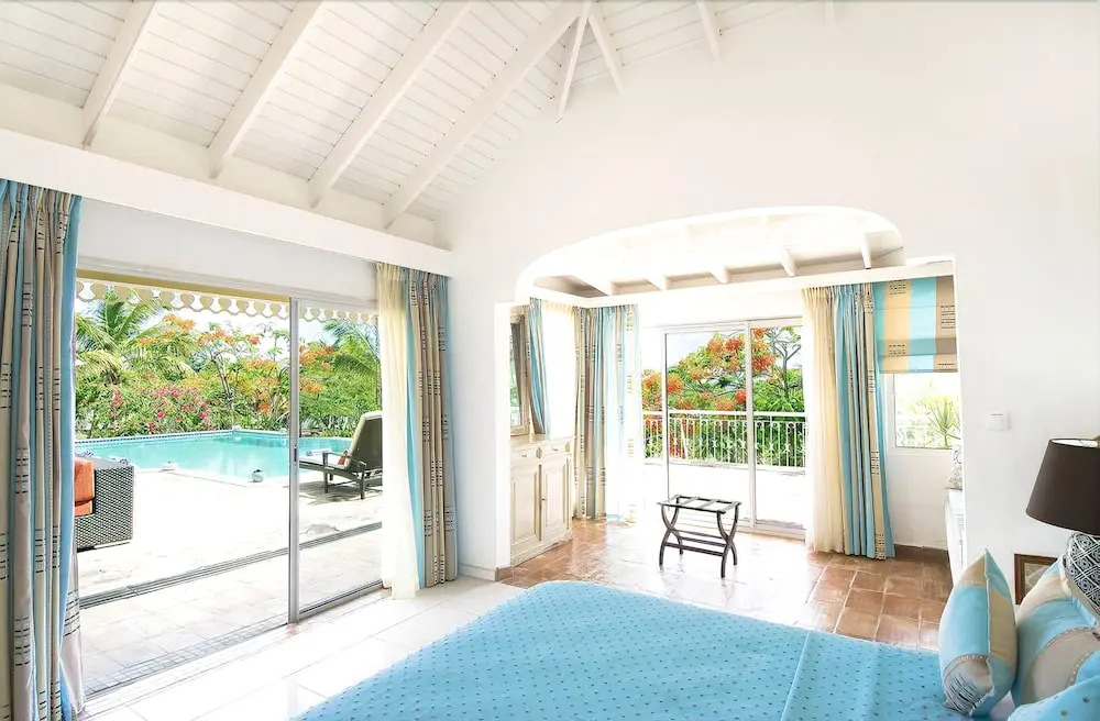Charming Tropical Villa, Walk to the Beach! AC, Pool, Free Wifi, Concierge, Ideal for Families