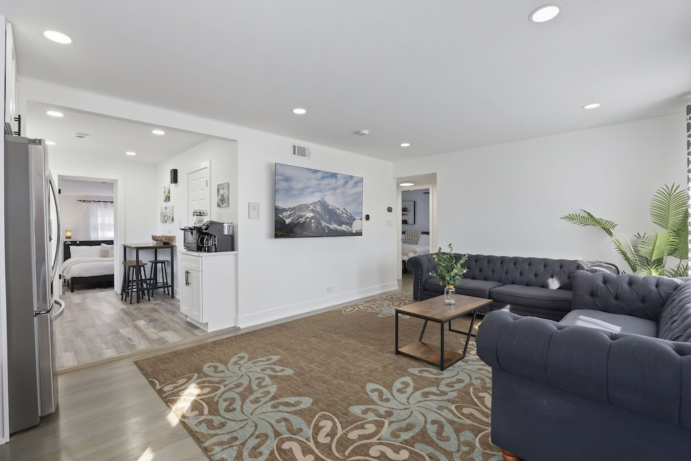 Modern Home Near Rosemont/allstate Arena O'hare 3 Bedroom Home