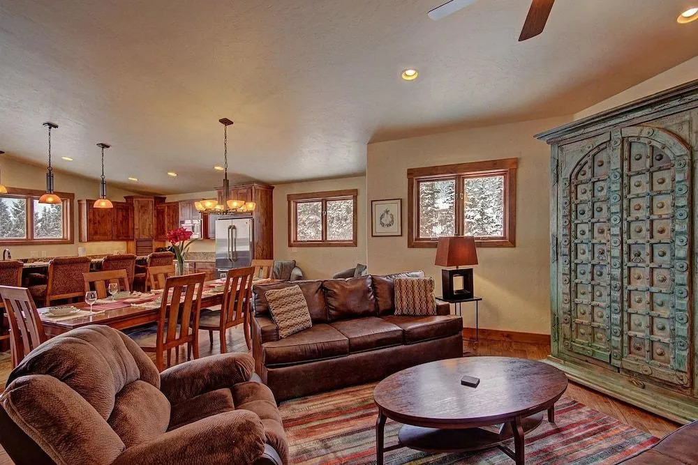 Casa De Plata 5 Bedroom Home by RedAwning