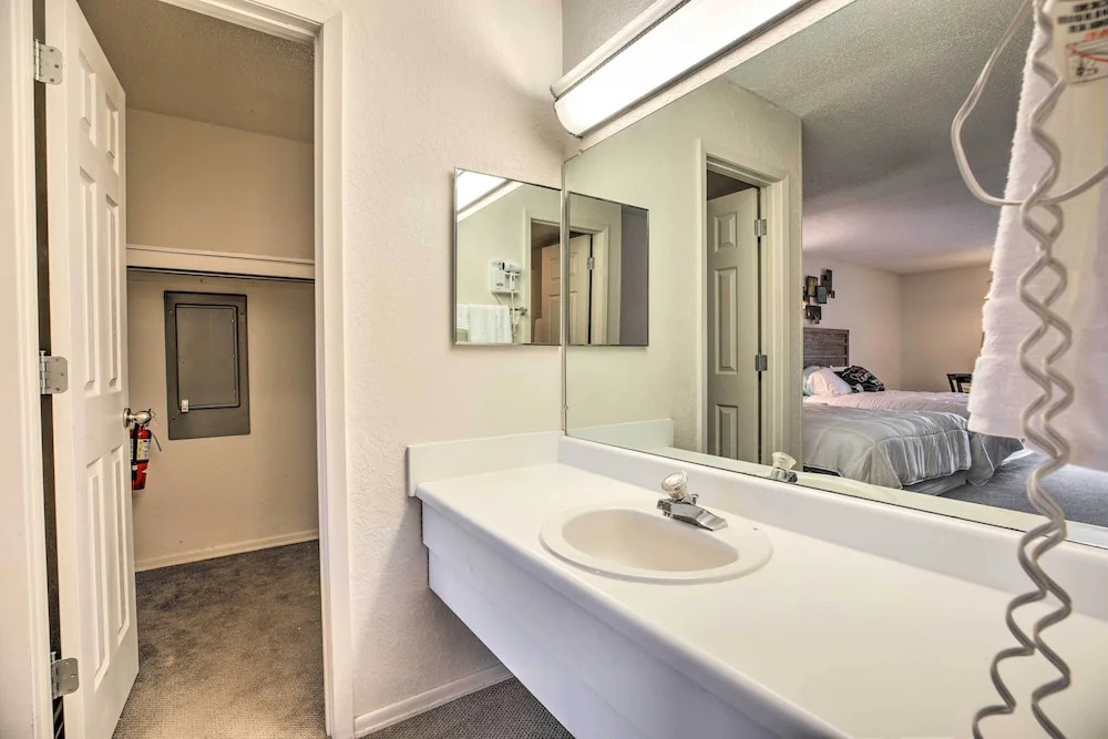 Resort Perks: Spacious Lake of the Ozarks Home