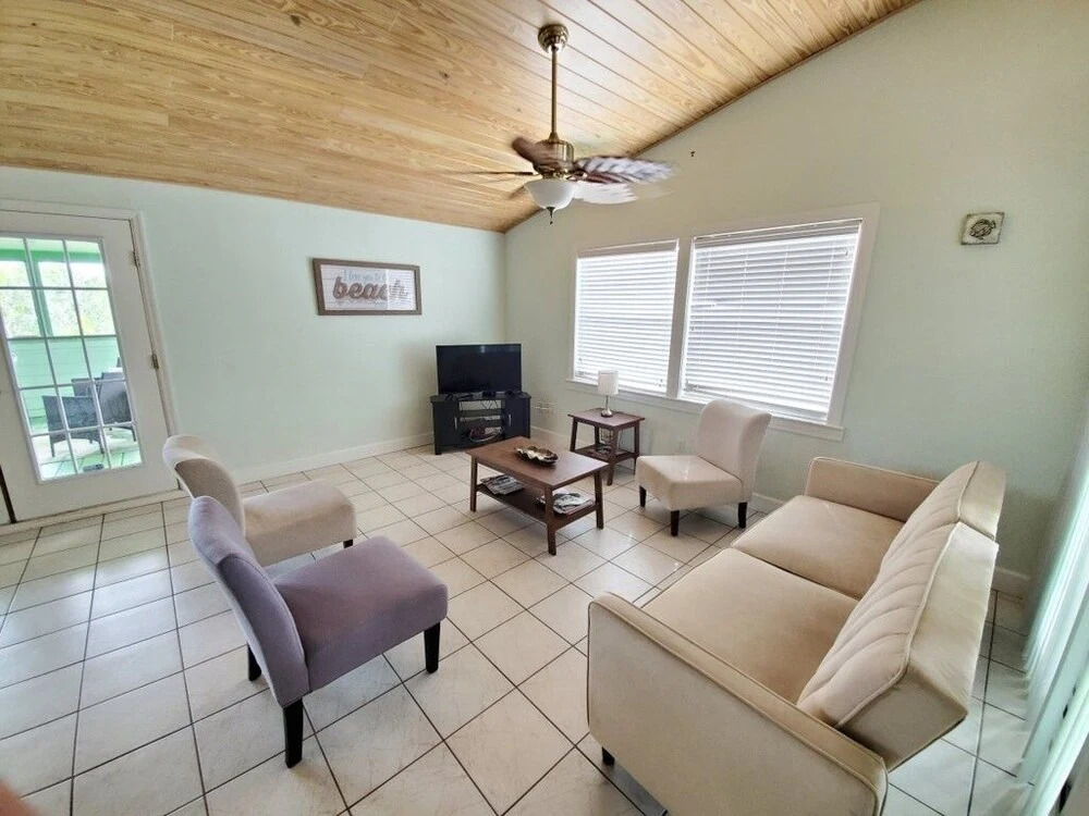 The Summer House - Upper 2 Bedroom Home by Redawning