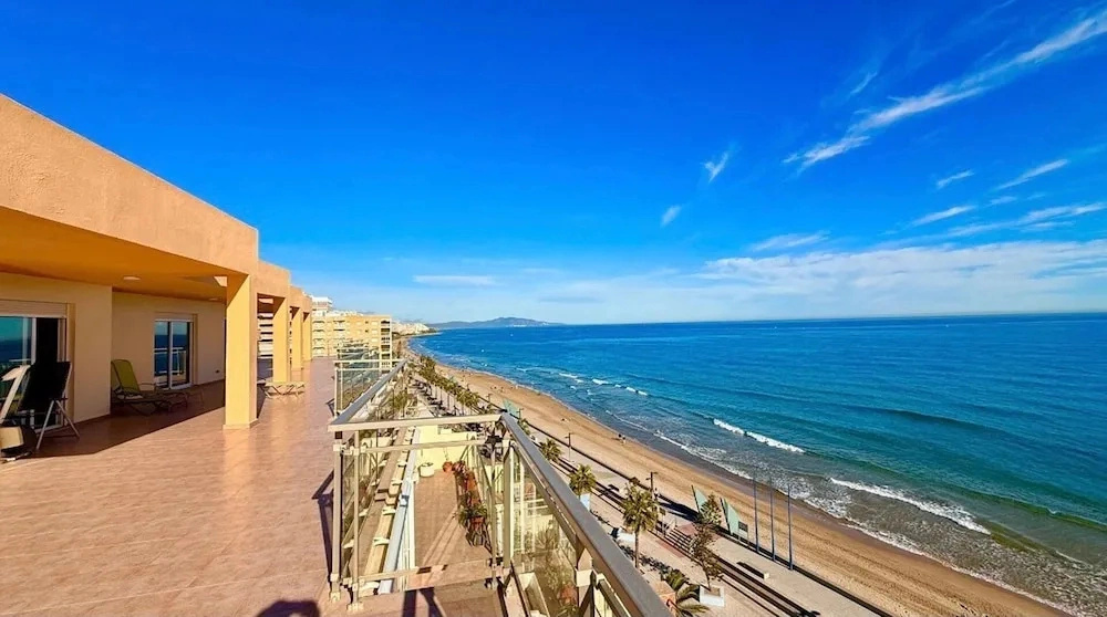 Beachfront Penthouse, 360 Large Private Terrace