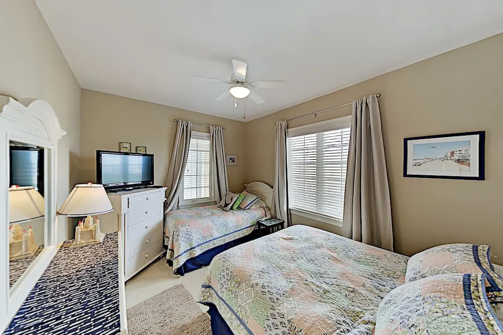 Lovely Waterfront W/ Balcony - Near Beach! 3 Bedroom Condo