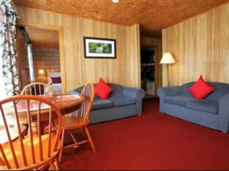Regatta Point Tavern & Holiday Villas