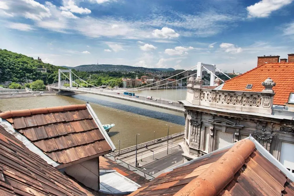 Riverside flat with King Castle view