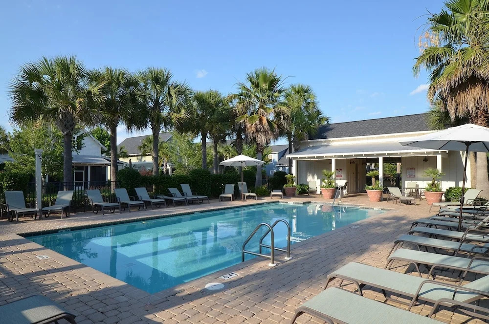 Artist's Getaway ~ Large Screened Porch ~ Golf Cart & PET Friendly