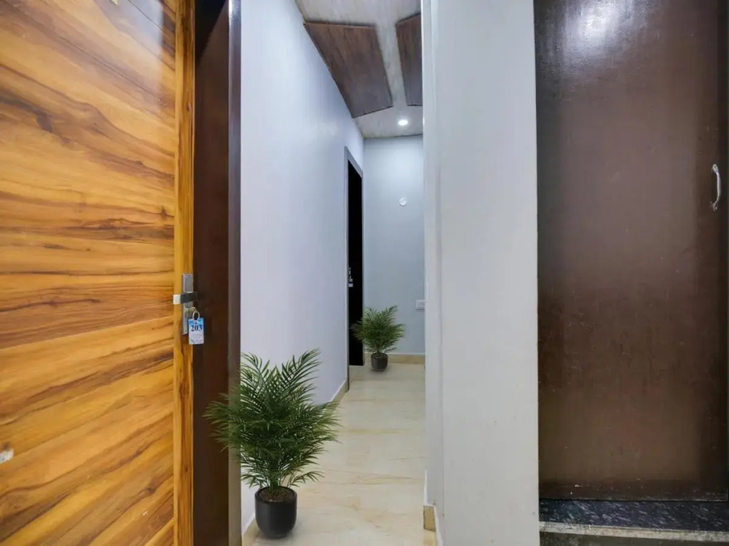 OYO Flagship 80706 Hotel Crown