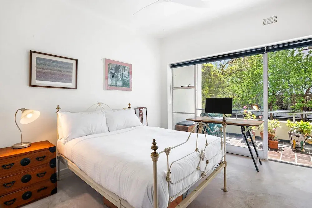 Sunny 1-bed With Parking Near Arts Precinct