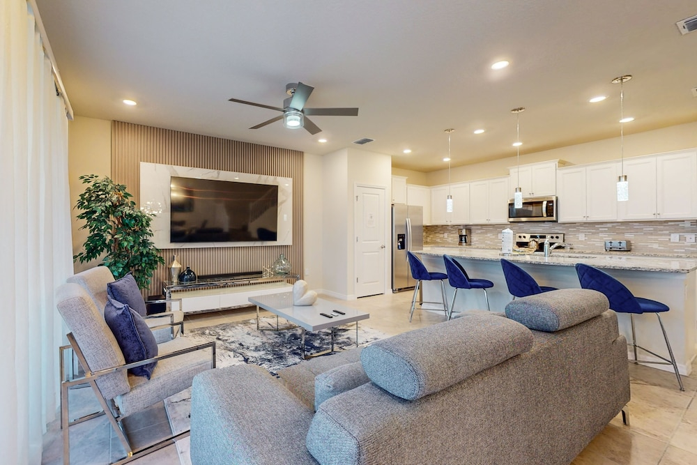 Luxury Home With Private Pool, Lanai, Shared Games Room, Central AC, & WD
