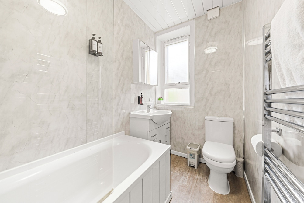 Warm Cosy Family Home With Free Parking