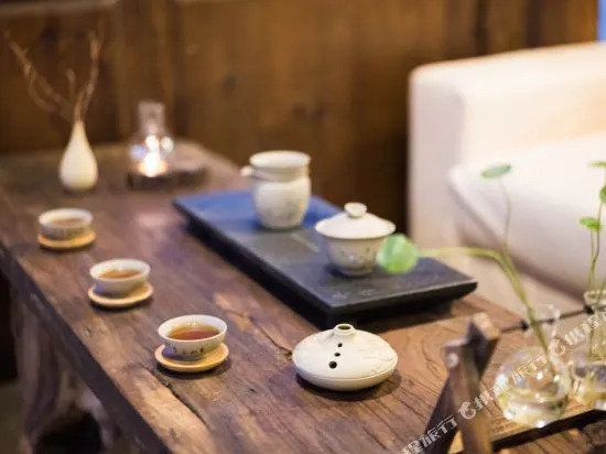 Lijiang Yunjin Yaju Courtyard Hotel