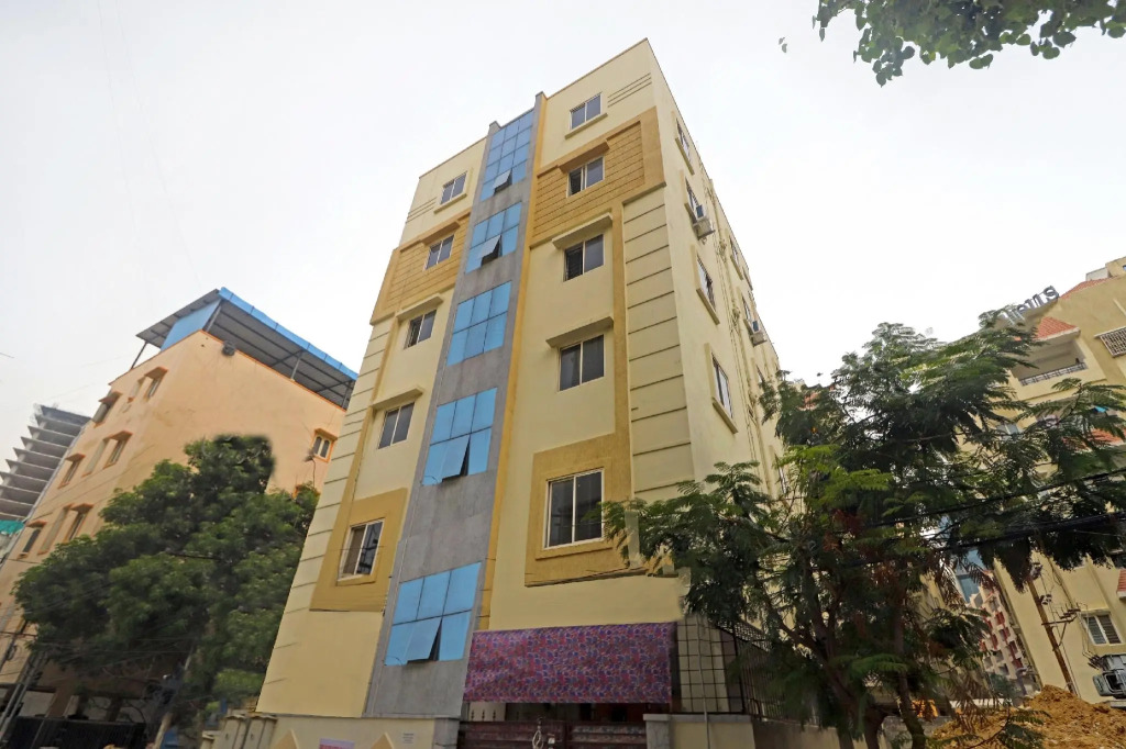 Oyo 80590 Sri Sudharshana Sai Luxury Rooms
