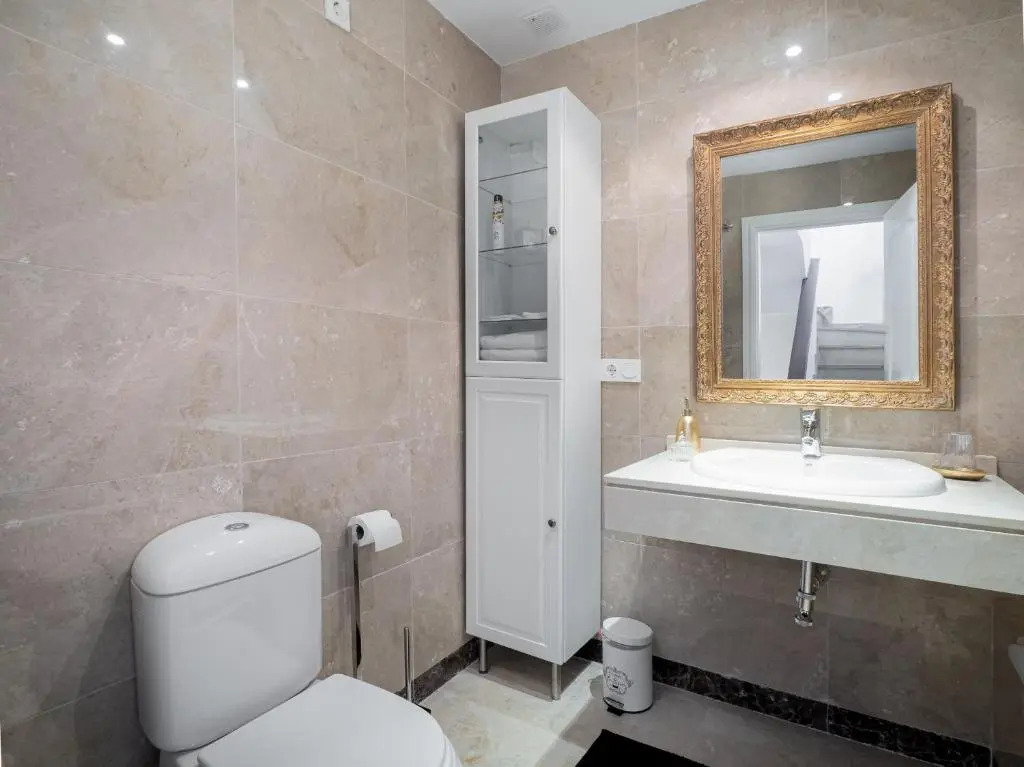 2305 - Luxury villa with sea view and pools