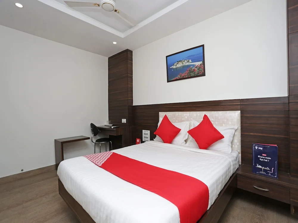 OYO 13045 Hotel Solitaire Inn