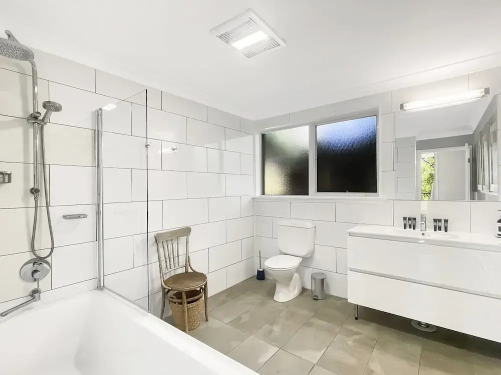 Riverside 3-bed Townhouse With Spacious Deck & BBQ