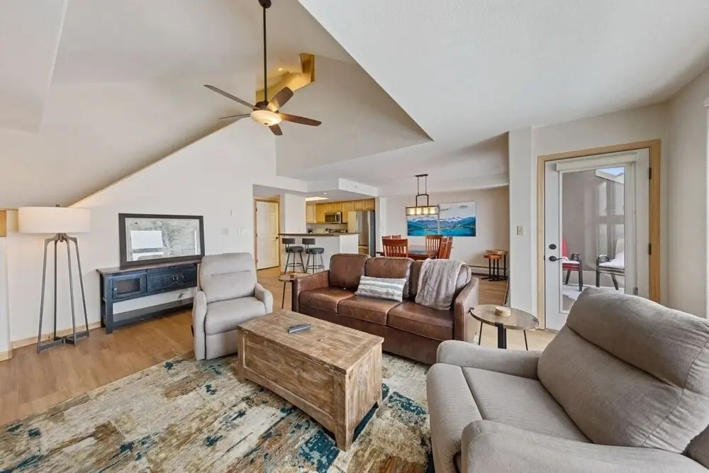 Newly Renovated 3 Bedroom Plus Loft With Stunning Mountain and Lake Views! 3 Condo by Redawning
