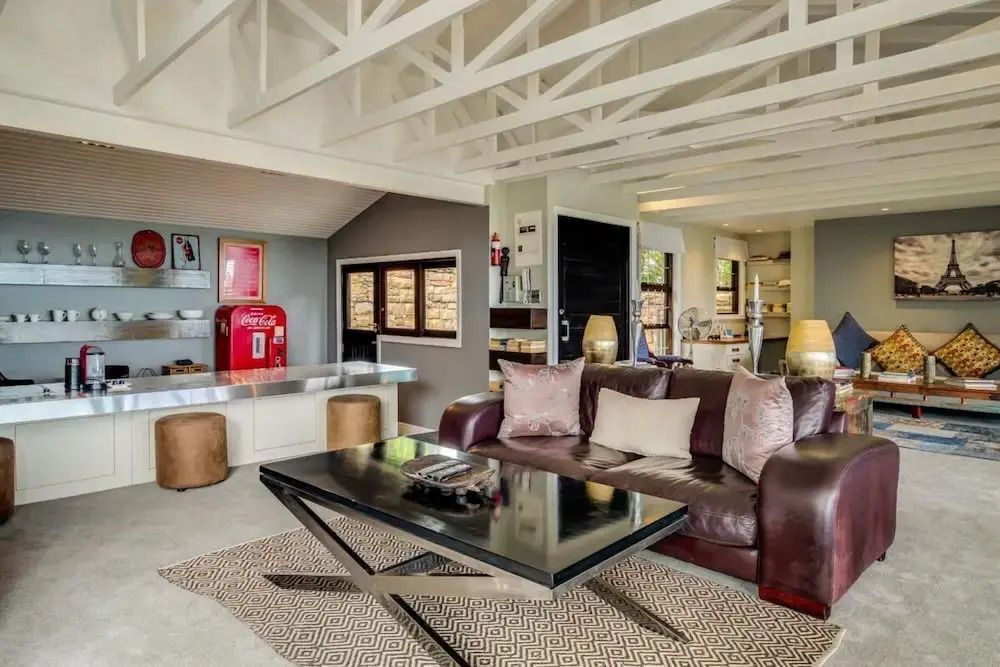 Spacious Apartment With Pool in Camps Bay