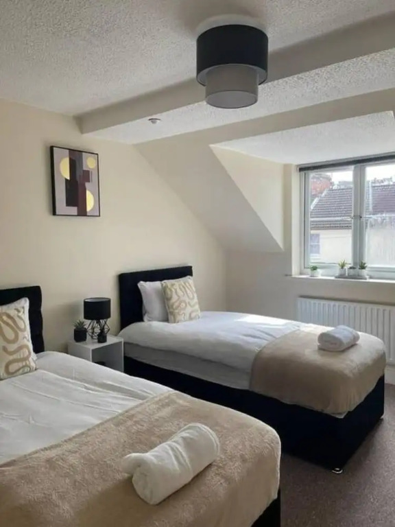 Central top Floor 2-bed Apartment in Swindon