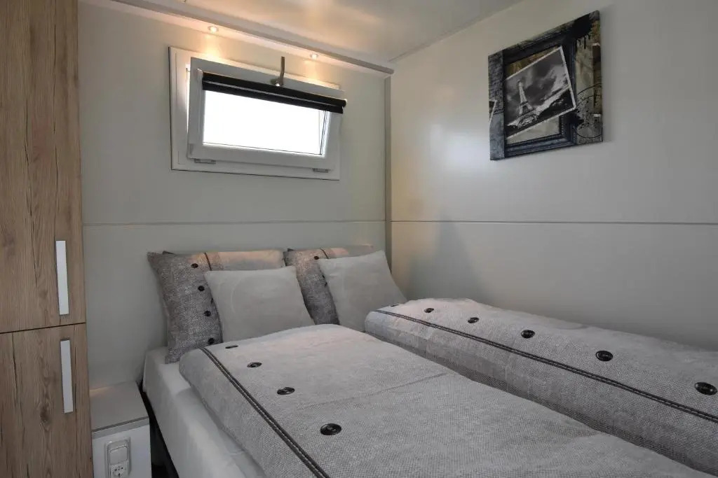 Cosy floating boatlodge, "Paris"