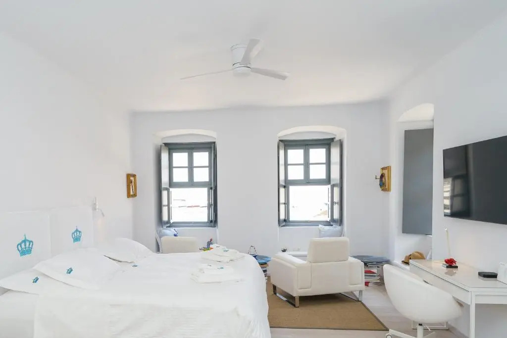 MyCrown Suite, Luxurious apartment with sea view located at the port of Hydra