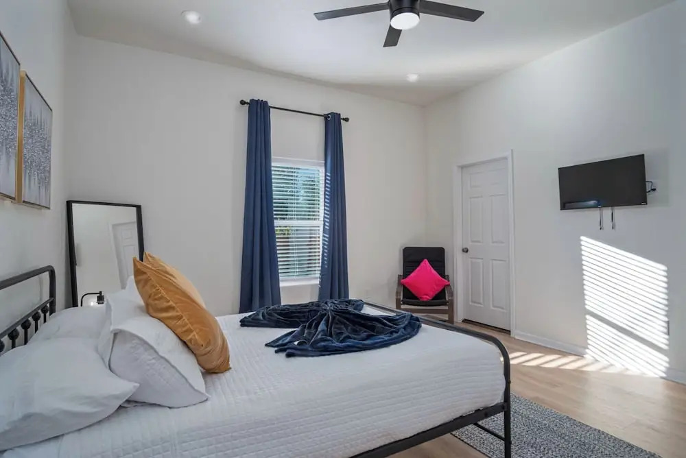 Pristine 3 BR/ 2BA Abode Close to Lovely Downtown!