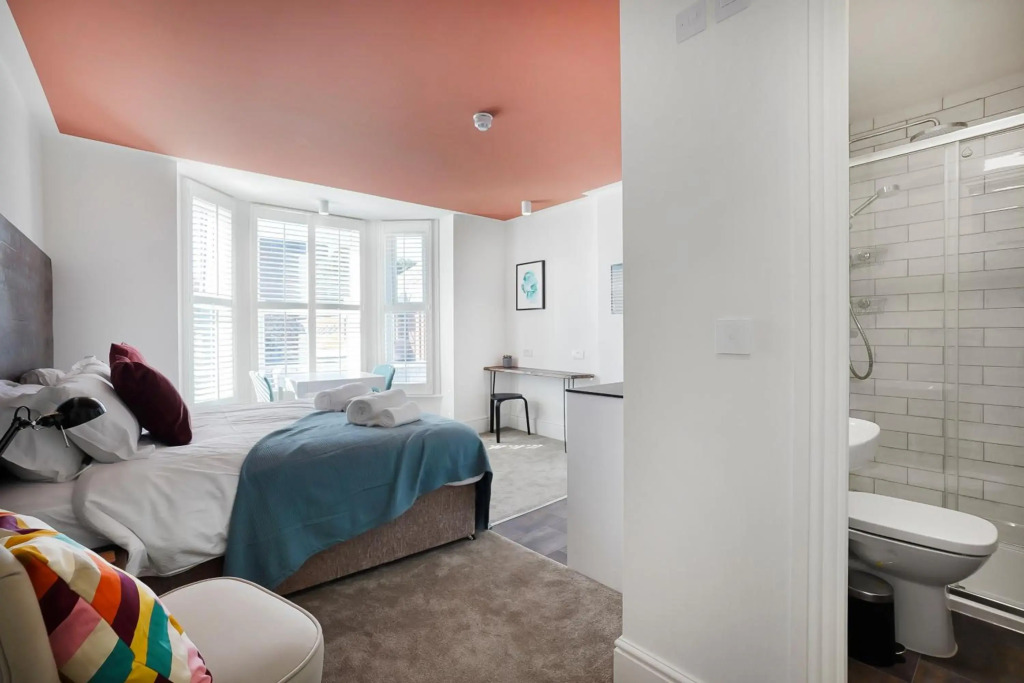 Self contained eco-studio apartments Perfect for contractors Pets welcome Like a hotel but better Pure Abodes serviced accommodation