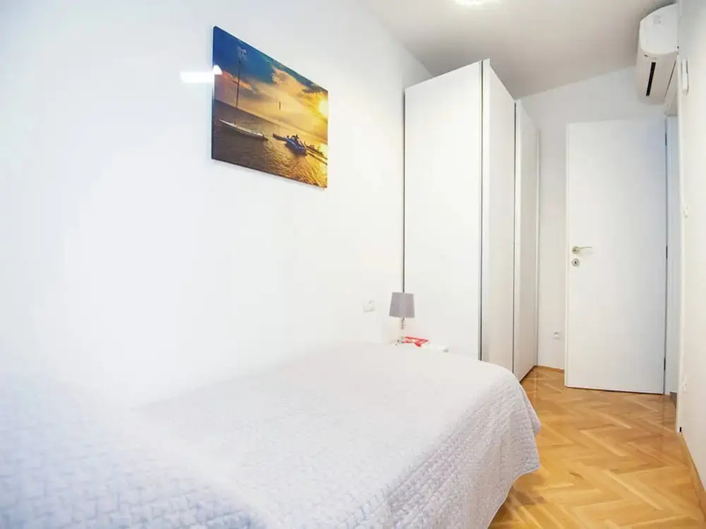 Luxury Apartment With Private Balcony in Quiet Area