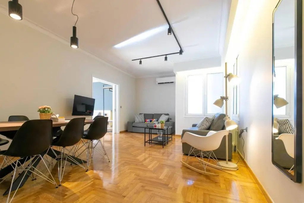 TONI'S "Aquaman" 4BD Apartment in Athens!