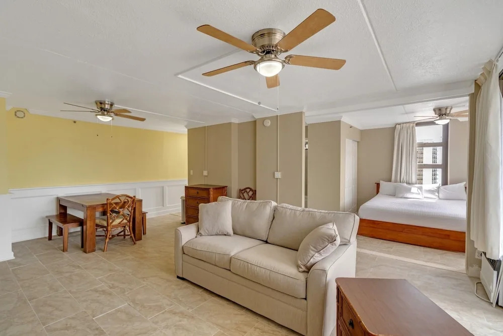 22nd Floor Condo with Stunning Ocean Views and Free Parking!