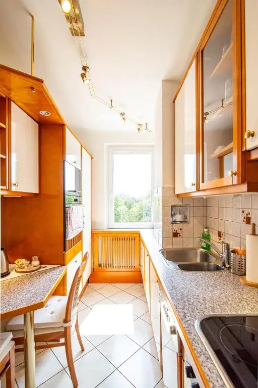 Best Rated Central Apartment Vienna - well heated, WiFi, 24-7 Self Check-In, Board games, Netflix, Prime