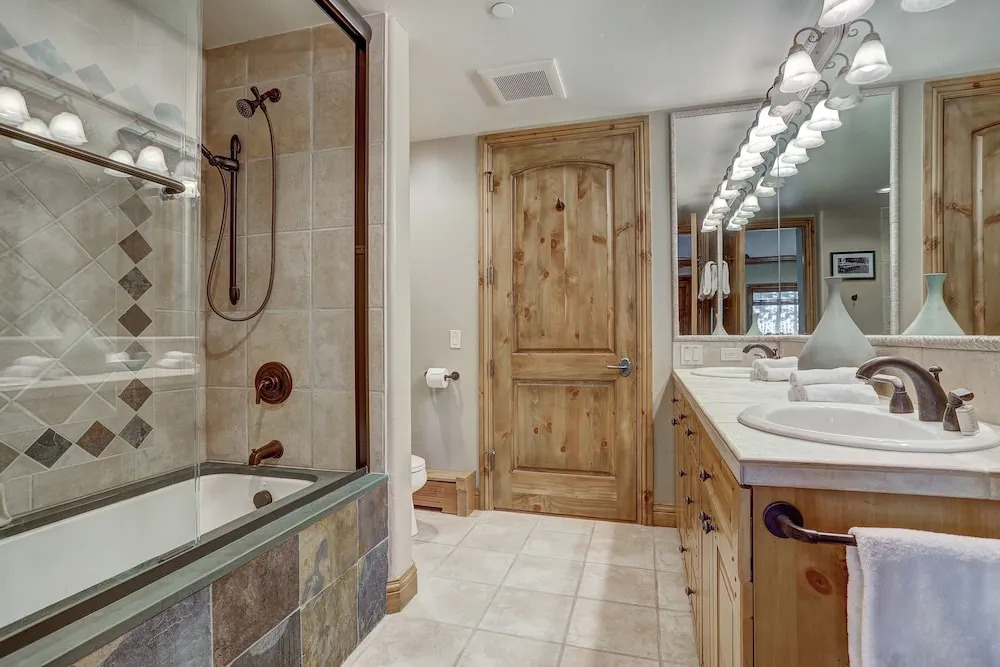 4br Plus Den Platinum Townhome, Walk To Lift 4 Bedroom Townhouse by RedAwning