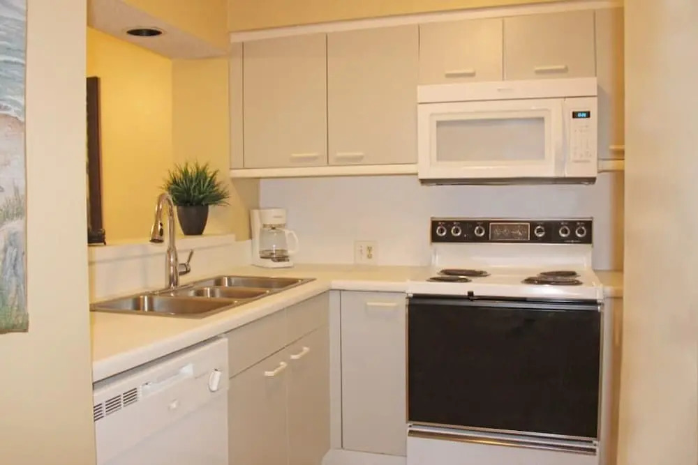 Professionally Cleaned & Sanitized / Near Beach!