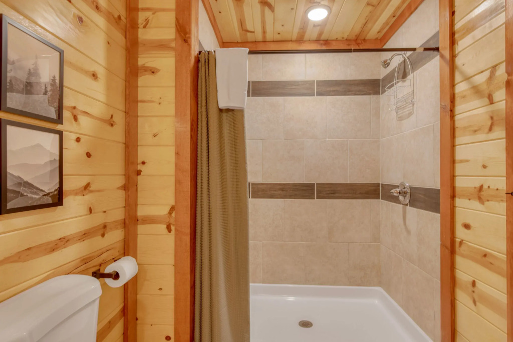 Evergreen Lodge by Avantstay Indoor Heated Pool + Game Room + Movie Theater + Hot Tub Mtn Views + Pigeon Forge