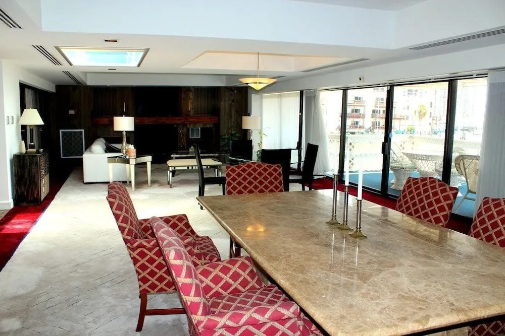Hosteeva Marina Luxury Suites