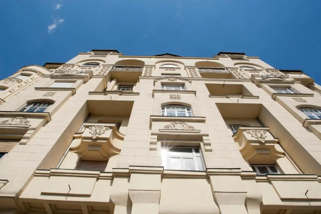 Riverside flat with King Castle view