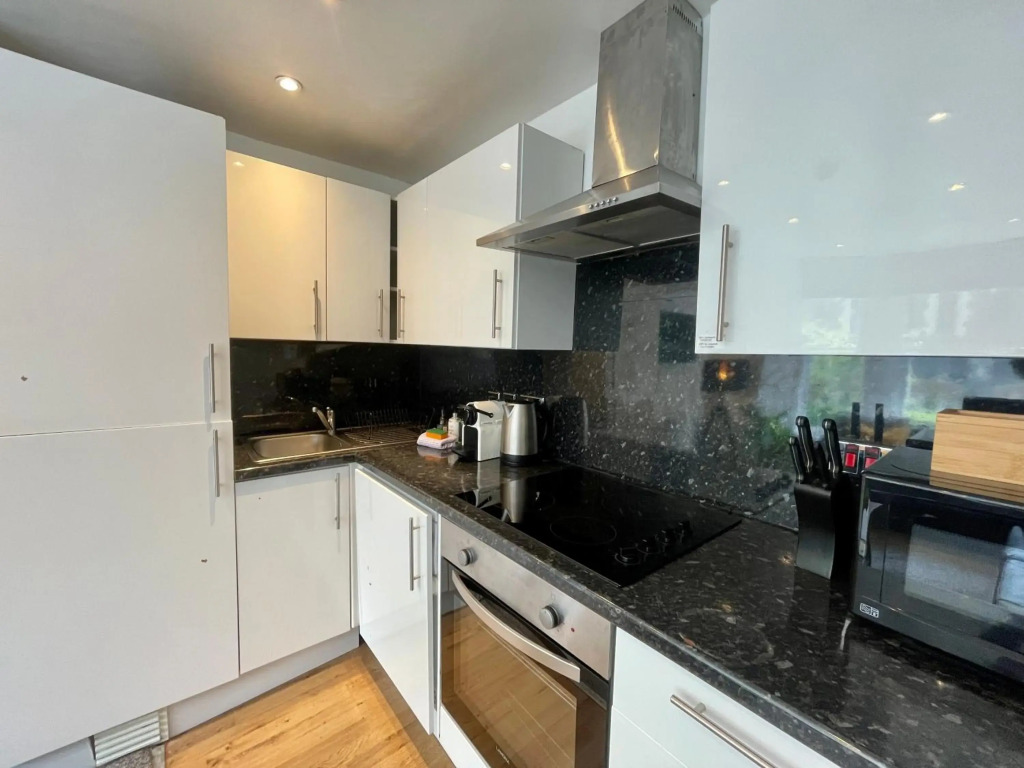6 Person, 4 Bedroom Light, Warm & Modern Apartment