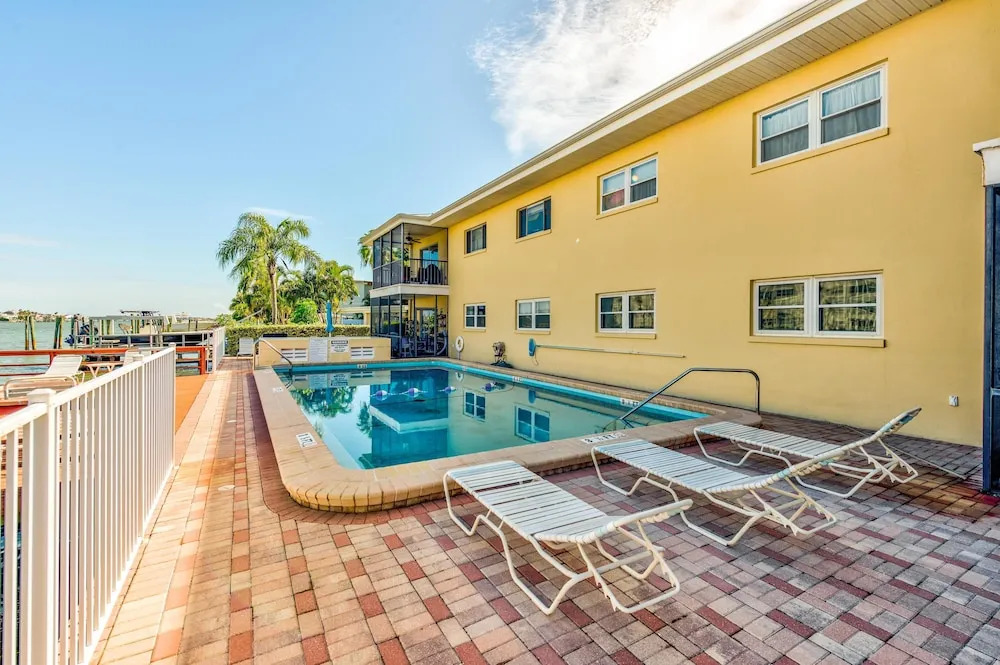 Brightwater Beach - Amazing Updates, Just a Block From the Beach