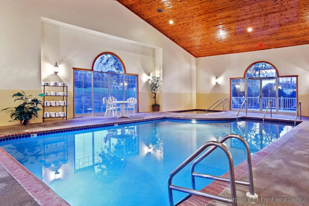 Country Inn & Suites by Radisson, Freeport, IL