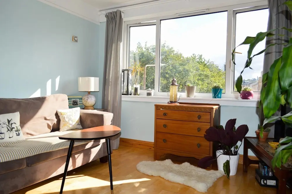 Colourful 2 Bedrooms Apartment Near Leith Walk