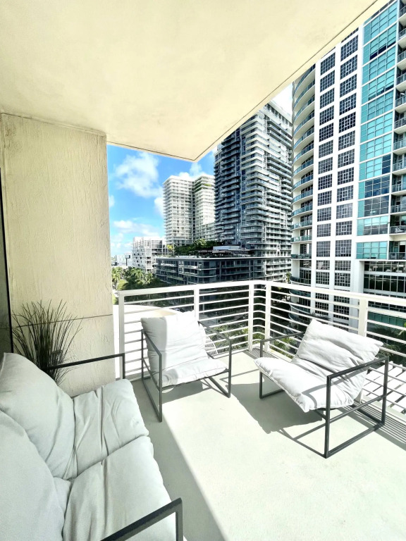 City Condo - In Midtown with pool and parking