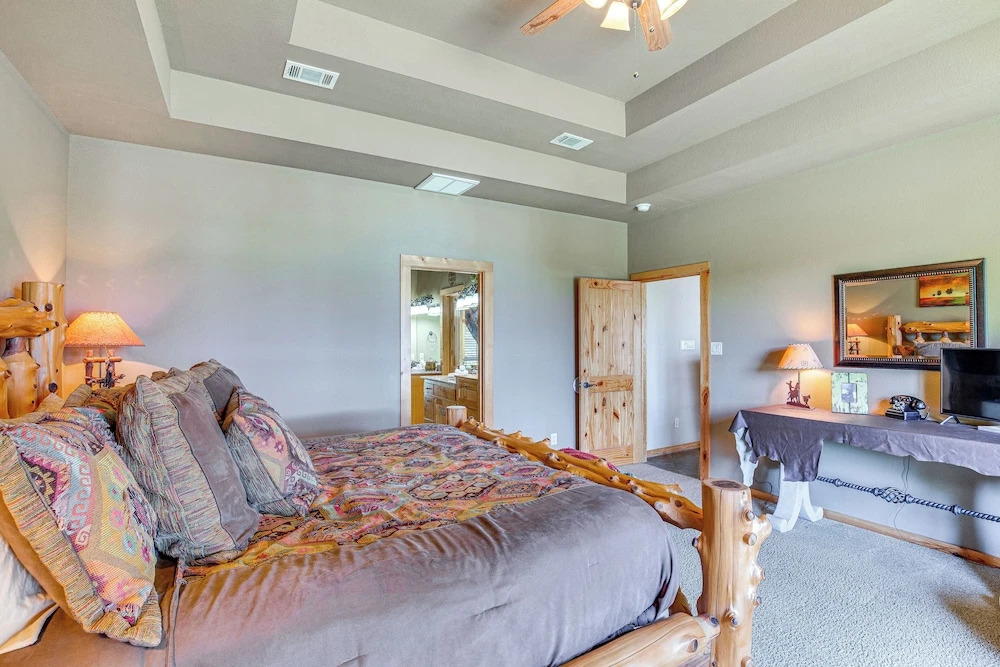 Views & Private Dock: Lakefront Eustace House!
