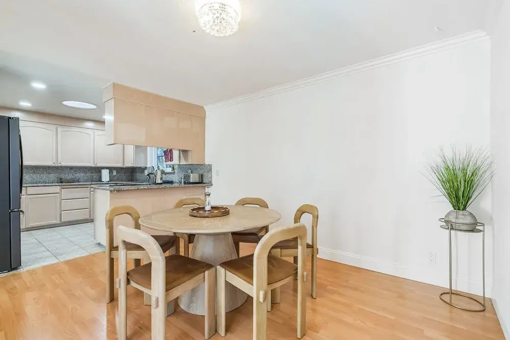 Spacious Mountain View Duplex In Prime Location 3 Bedroom Duplex