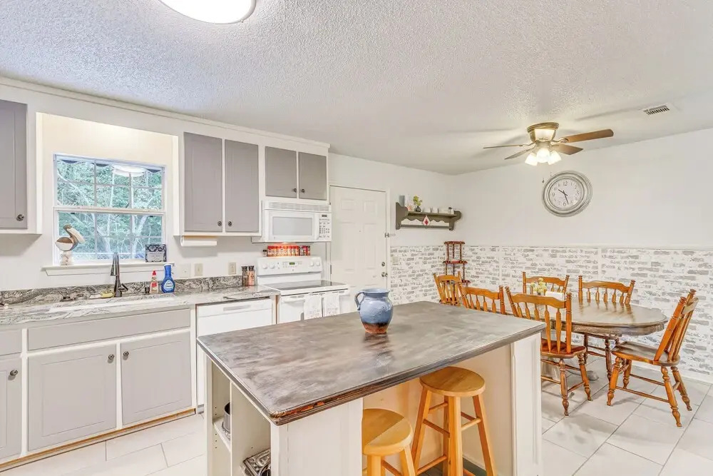 Updated Pensacola Getaway ~ 10 Mi to Beaches!