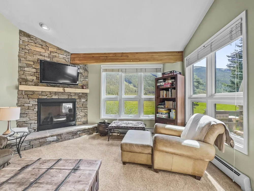 Private Dog Friendly Home Boasts Incredible Views - WD25 by RedAwning