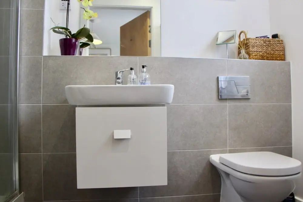 2 Bedroom Edinburgh Apartment In Great Location