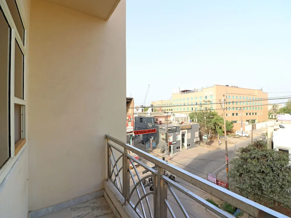 Oyo 13136 Hotel Taj Ansh 2