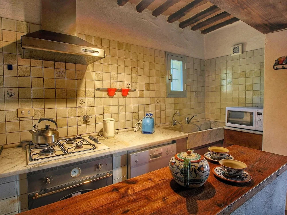 Cozy Farmhouse with Swimming Pool in Le Tolfe near Florence